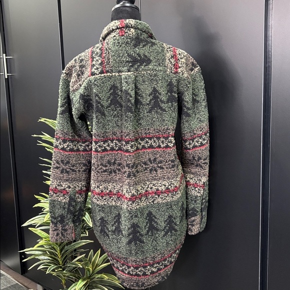 Legendary Whitetails Treasure Fuzzy Fleece Shacket,snap front,chest/hip pockets - Picture 7 of 12